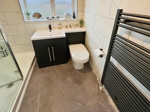 Shower room- click for photo gallery